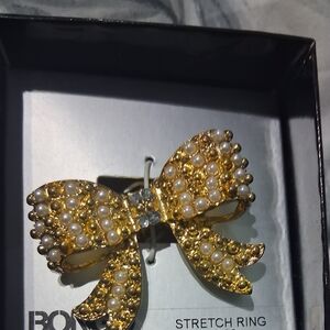 BONGO Gold and White Pearl Bow Ring